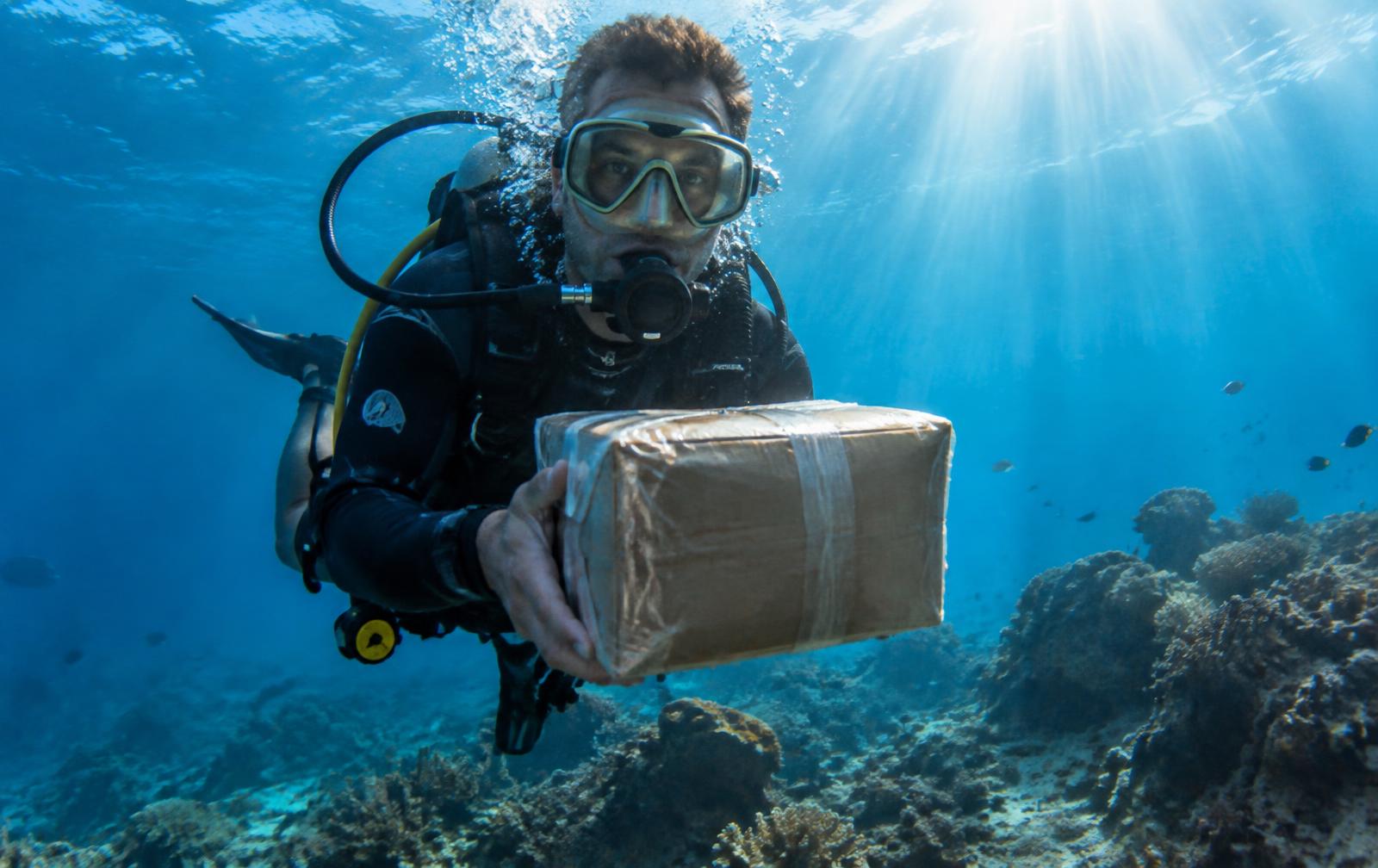 Mensajero entregando un paquete bajo el agua